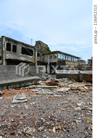 軍艦島　端島炭鉱　総合事務所跡と3号棟　長崎市 116952315