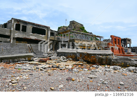 軍艦島　端島炭鉱　総合事務所跡と3号棟　長崎市 116952316