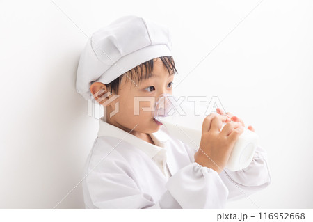 牛乳を飲む男の子 boy drinking milk 牛乳を飲む男の子 boy drinking milk 116952668