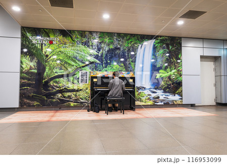 駅ピアノ　シンガポール 116953099