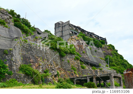 軍艦島　端島炭鉱　貯炭場と高台の3号棟　長崎市 116953106