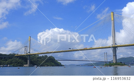 City car bridge, ships, blue sky in Hong Kong at sunny day 116953632