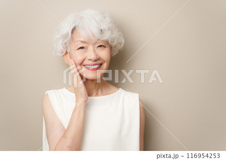シニア女性のスキンケア 116954253
