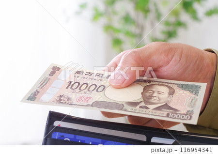 財布からお金を取り出す男性 116954341