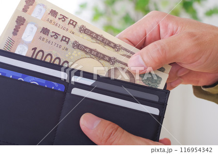 財布からお金を取り出す男性 財布からお金を取り出す男性 116954342