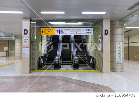 京葉線地下コンコースのエスカレータ 116954475