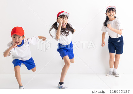 体操服を着て走り出す小学生 116955127