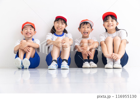 体操着を着ておやま座りする小学生 116955130