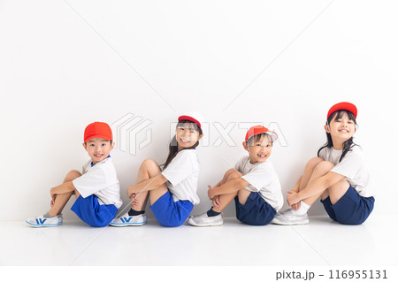 体操着を着ておやま座りする小学生 116955131