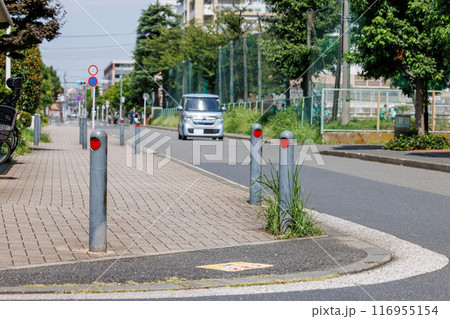 歩道に設けられた歩行者保護用のボラード 116955154