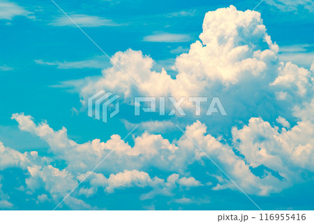 夏の青空と白い積乱雲 a-4 暖色寒色強調 夏の青空と白い積乱雲 a-4 暖色寒色強調 116955416