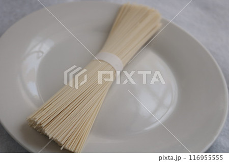 白い皿と乾麺のそうめん 116955555
