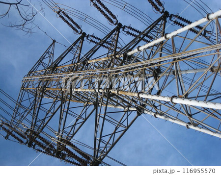 高圧鉄塔を真下から撮影しました。 高圧鉄塔を真下から撮影しました。 116955570