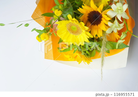 黄色いヒマワリの花束 黄色いヒマワリの花束 116955571