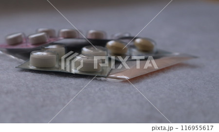 テーブルの上に置いた複数の錠剤PTPの薬と散剤 テーブルの上に置いた複数の錠剤PTPの薬と散剤 116955617