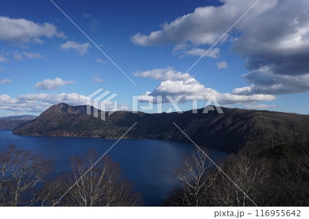 初冬の摩周湖と摩周岳 初冬の摩周湖と摩周岳 116955642