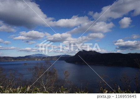初冬の摩周湖と摩周岳 初冬の摩周湖と摩周岳 116955645