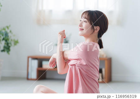 ストレッチをする若い女性 116956319