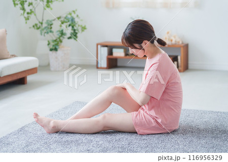 フットケアをする若い女性（スキンケア・美容）. 116956329