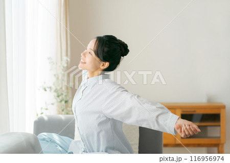 リビングでストレッチをする30代女性 116956974
