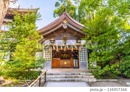 日本の寒川都市景観　相模國一之宮 寒川神社・納札殿　おふだ納め所。緑が多い＝令和6年7月21日 116957168