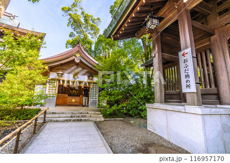 日本の寒川都市景観　相模國一之宮 寒川神社・納札殿　おふだ納め所。緑が多い＝令和6年7月21日 116957170