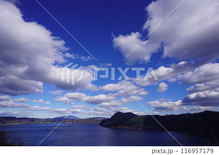初冬の摩周湖と摩周岳 116957179