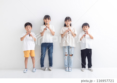 リコーダーを吹く小学生 116957721