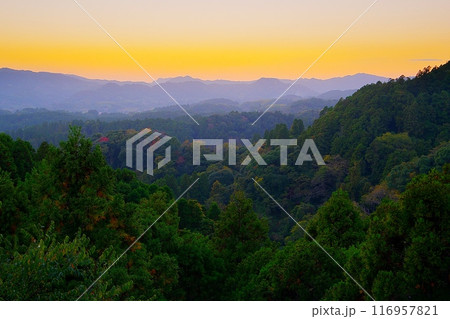 黄昏の空に房総丘陵の稜線が重なる晩秋の国道410号から観た風景　Ver1 116957821