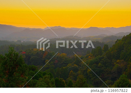 黄昏の空に房総丘陵の稜線が重なる晩秋の国道410号から観た風景　Ver2 116957822