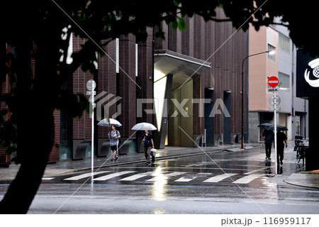 突然の雷雨に見舞われた東京京橋 116959117