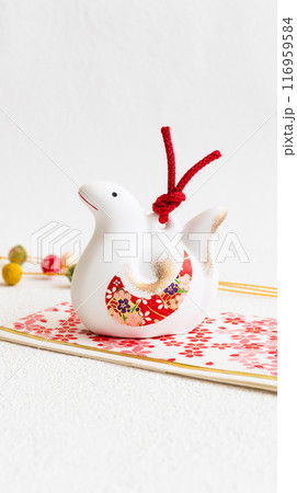 巳年の年賀素材　白背景にヘビの置物 116959584