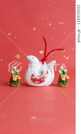 巳年の年賀素材　赤背景にヘビの置物 116959585