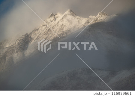 日本アルプスの稜線から見る初冬の北アルプス　山の頂上に雪が降り積もる　雪化粧する北アルプスの山々 116959661