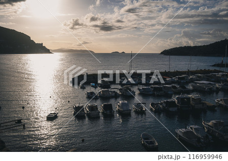 早朝のドブロブニク港 116959946