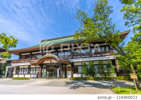 日本の寒川都市景観 相模國一之宮 寒川神社・社務所や横浜緋桜。緑が多い=令和6年7月21日 日本の寒川都市景観 相模國一之宮 寒川神社・社務所や横浜緋桜。緑が多い=令和6年7月21日 116960015