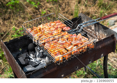 Preparation of raw pork meat for bbq, without people 116960055