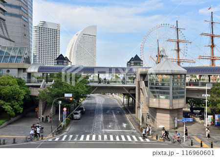 横浜みなとみらいさくら通り交差点の景色 横浜みなとみらいさくら通り交差点の景色 116960601