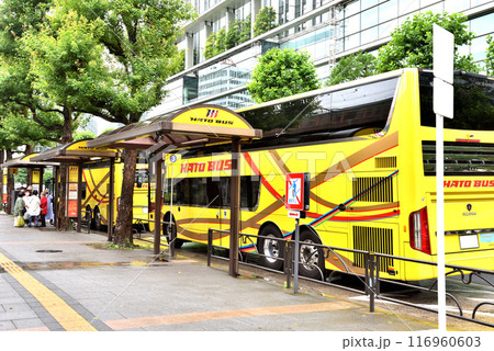 東京駅丸の内南口のはとバス乗り場景色 116960603
