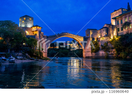 モスタルのスタリモスト橋の夜景 116960640