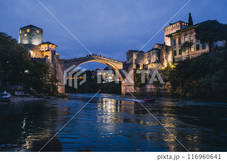 モスタルのスタリモスト橋の夕景 116960641