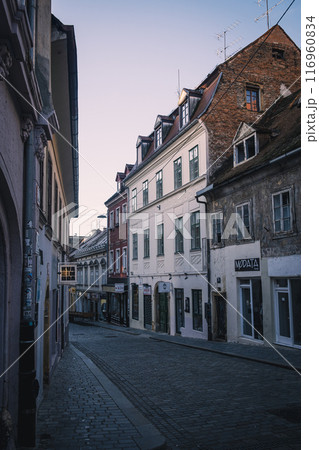 スロベニアの首都ザグレブの早朝の無人の街並み 116960834