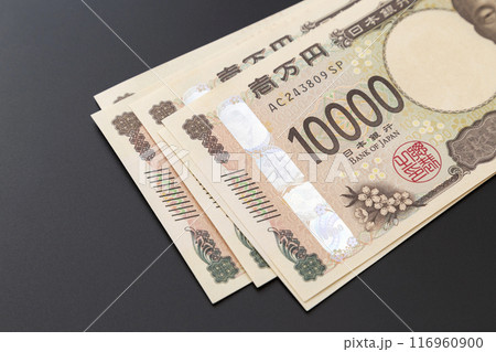 黒背景に一万円札 116960900