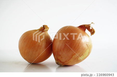 玉ねぎが2個 野菜 タマネギ サラダ 白い背景 玉ねぎが2個 野菜 タマネギ サラダ 白い背景 116960943