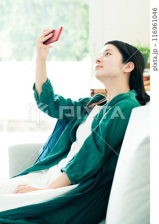 スマホを見る女性 116961046