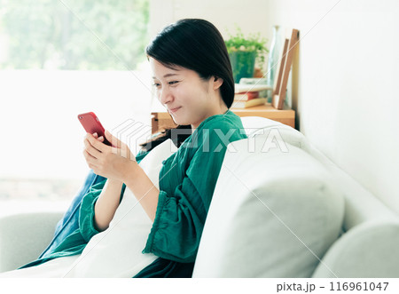 スマホを見る女性 116961047