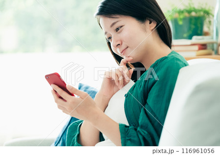 スマホを見る女性 スマホを見る女性 116961056