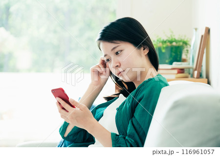 スマホを見る女性 スマホを見る女性 116961057