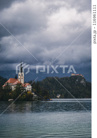 秋の雨とブレッド湖の聖マリア教会とブレッド湖 116961111