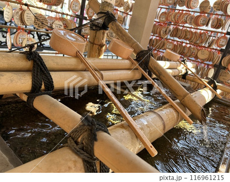 神社の手水舎に流れる水 神社の手水舎に流れる水 116961215